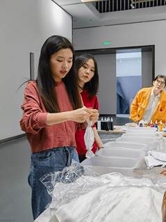 说明: 社工/团委美育/美育讲堂/美育工作坊总结/扎染/WechatIMG3462.jpeg 说明: 社工/团委美育/美育讲堂/美育工作坊总结/扎染/WechatIMG3462.jpeg